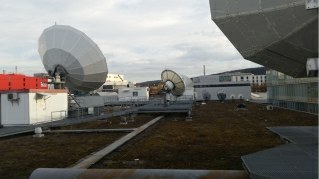 Satellitenantennen auf einem Dach in Zürich-Leutschenbach