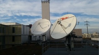 Satellitenschüsseln auf einem Flachdach